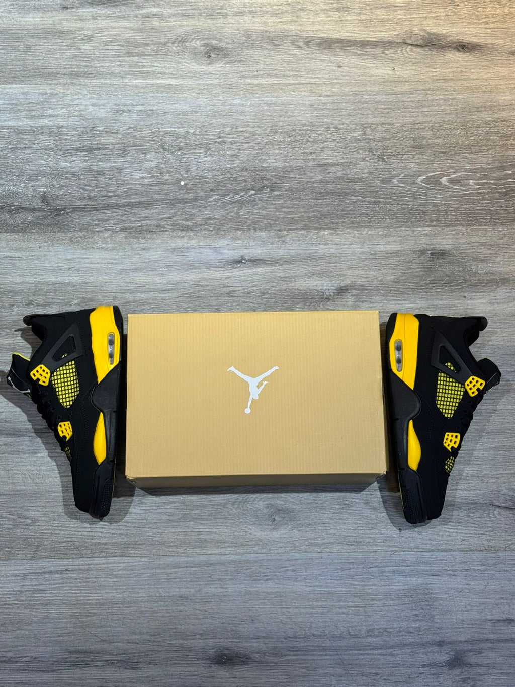 Air Jordan 4 Thunder Negro Amarillo