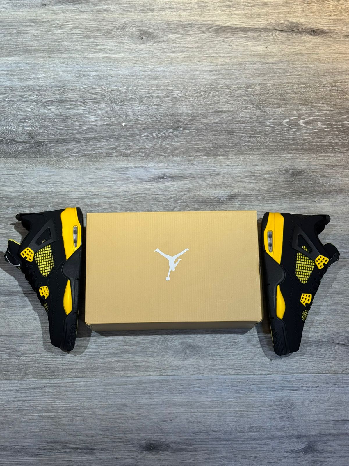 Air Jordan 4 Thunder Negro Amarillo