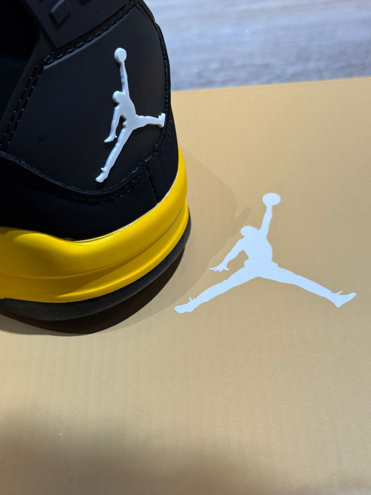 Air Jordan 4 Thunder Negro Amarillo