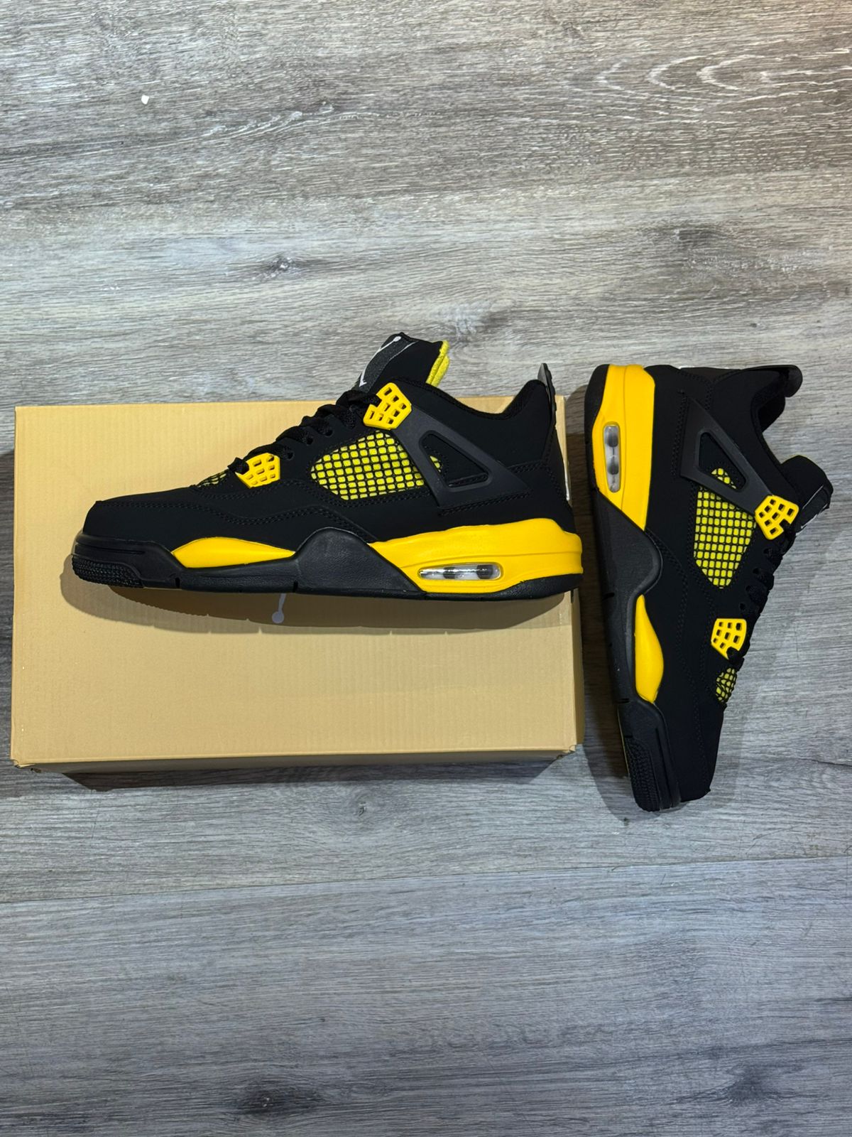 Air Jordan 4 Thunder Negro Amarillo