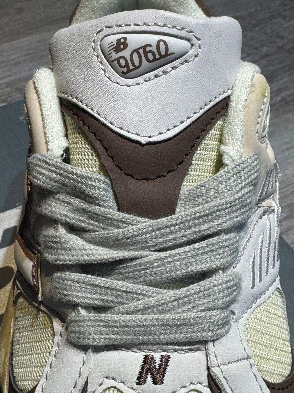 New Balance 9060 Oliva