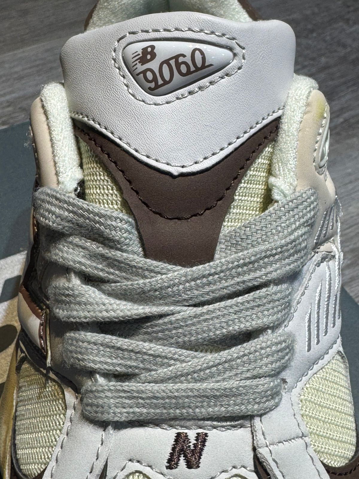 New Balance 9060 Oliva